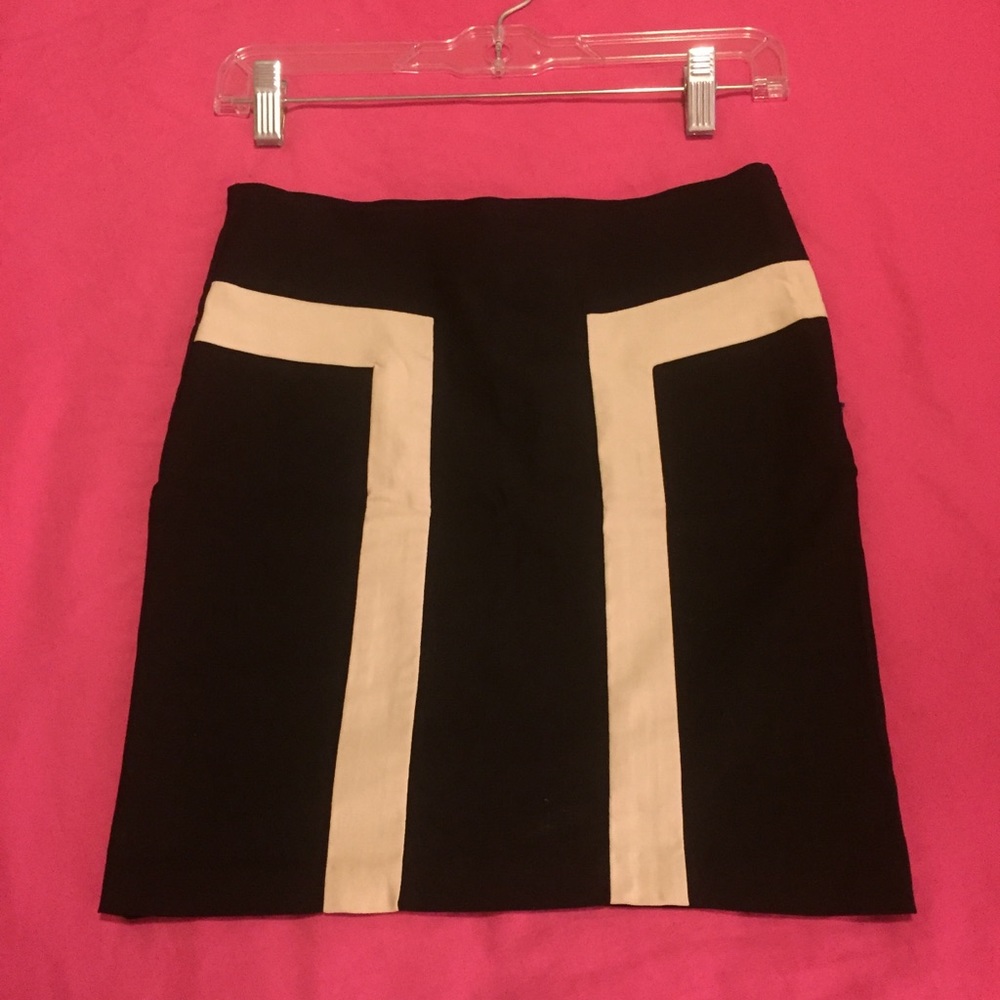PERFECT nude & black skirt with geometric detail🔸